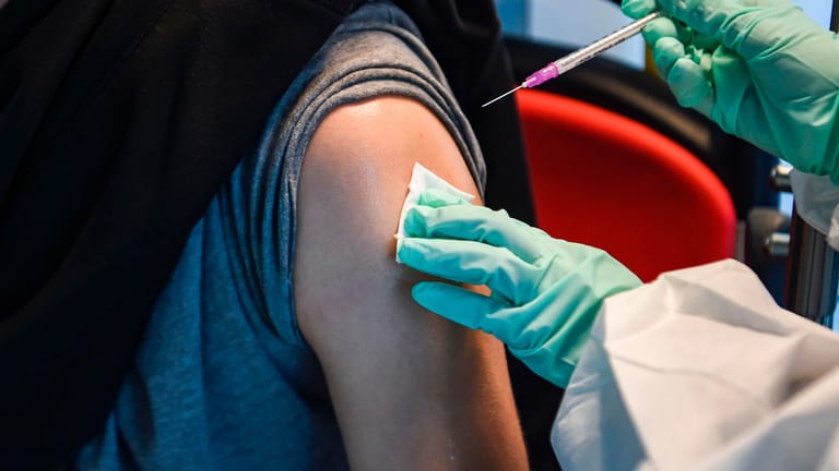 Ein Mann wird in einem Impfbus in Berlin geimpft: Die Diskussion um vermeintliche Langzeitfolgen der Impfung reißt nicht ab.