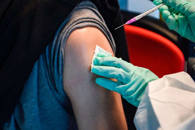 Ein Mann wird in einem Impfbus in Berlin geimpft: Die Diskussion um vermeintliche Langzeitfolgen der Impfung reißt nicht ab.