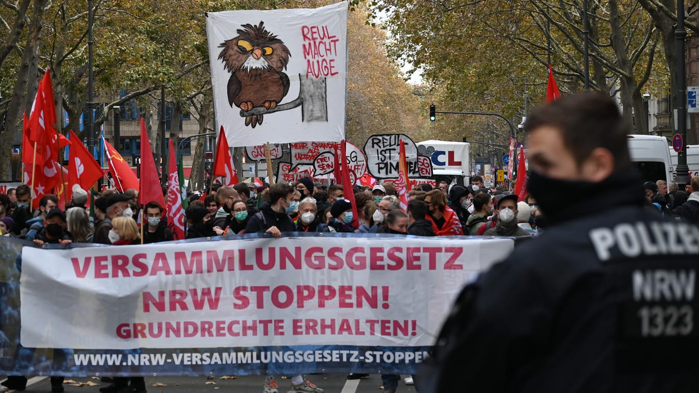 Teilnehmer bei einer Demonstration gegen das geplante NRW-Versammlungsgesetz in Köln.