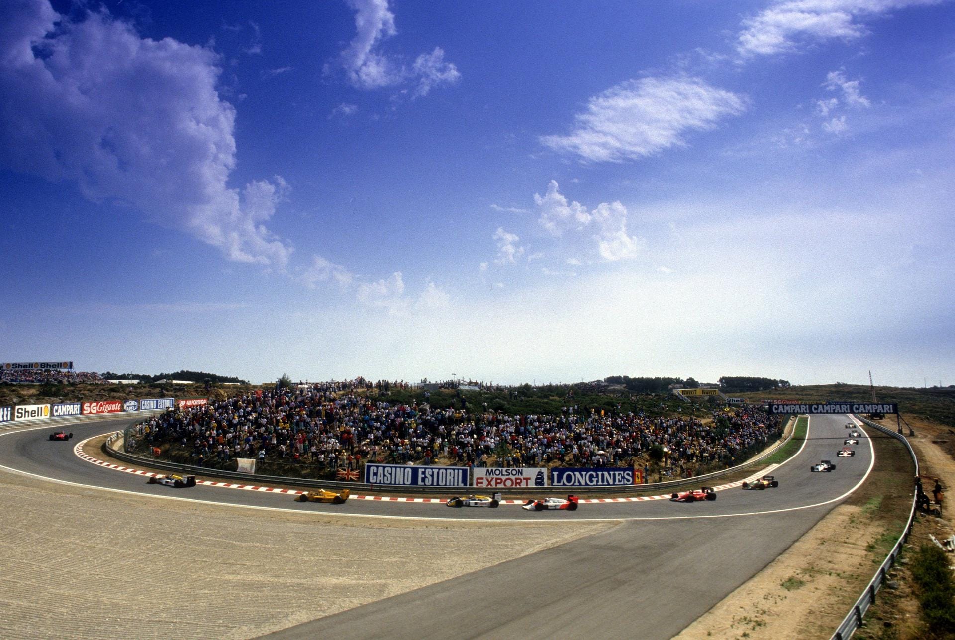 Der "Circuito do Estoril" in den 1980er Jahren. 13 Mal fand hier der Große Preis von Portugal statt. Alain Prost und Nigel Mansell sind mit jeweils drei Siegen die Rekordchampions auf der Strecke. Aber auch Michael Schumacher konnte hier ein Rennen gewinnen. 1993 triumphierte er im Benetton.