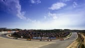 Der "Circuito do Estoril" in den 1980er Jahren. 13 Mal fand hier der Große Preis von Portugal statt. Alain Prost und Nigel Mansell sind mit jeweils drei Siegen die Rekordchampions auf der Strecke. Aber auch Michael Schumacher konnte hier ein Rennen gewinnen. 1993 triumphierte er im Benetton.