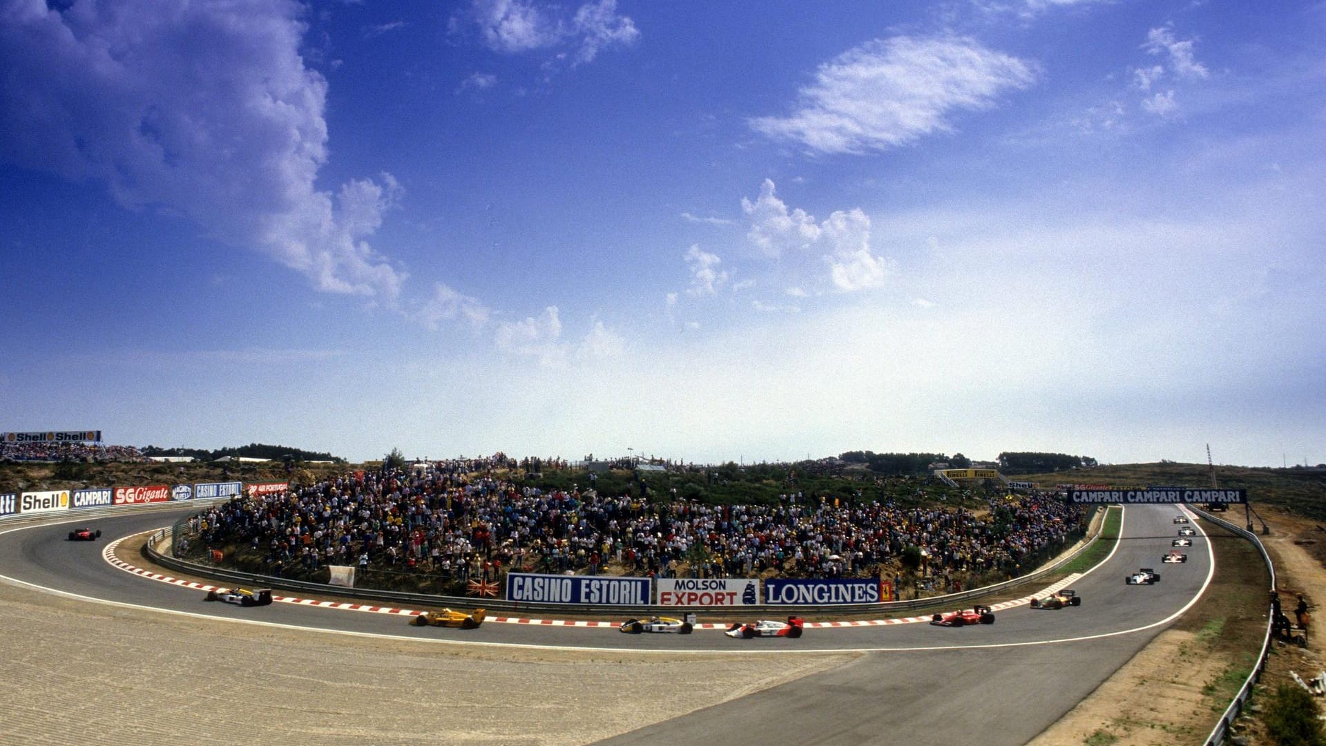 Der "Circuito do Estoril" in den 1980er Jahren. 13 Mal fand hier der Große Preis von Portugal statt. Alain Prost und Nigel Mansell sind mit jeweils drei Siegen die Rekordchampions auf der Strecke. Aber auch Michael Schumacher konnte hier ein Rennen gewinnen. 1993 triumphierte er im Benetton.