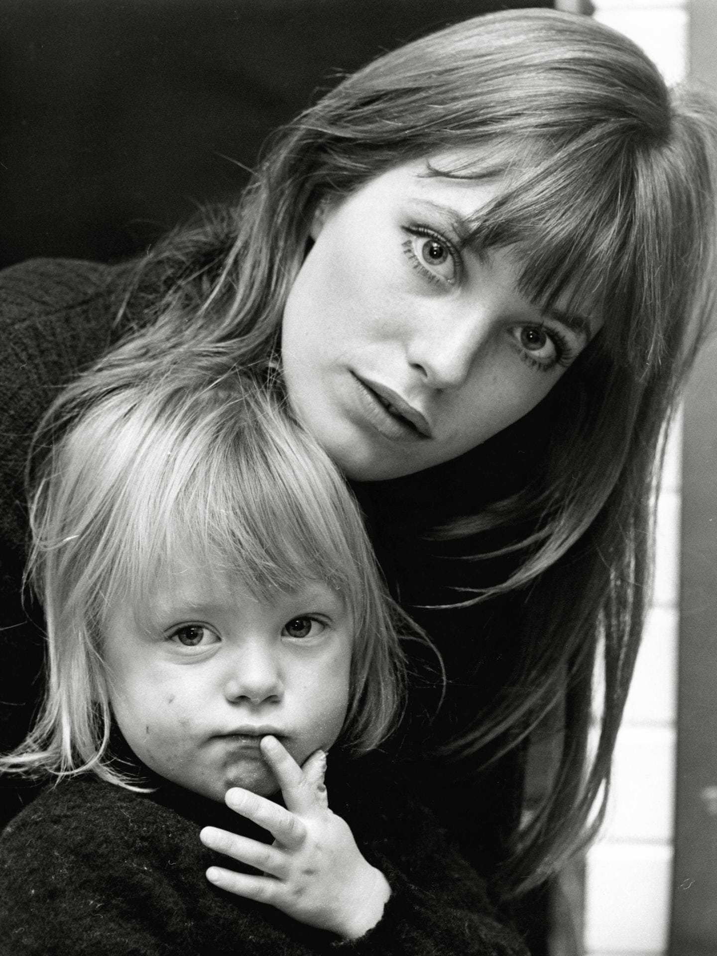 1969 mit ihrer Tochter Kate: Sie wurde 1967 als Tochter von Jane Birkin und John Barry geboren. Kate arbeitete als Fotografin. 2013 starb sie.