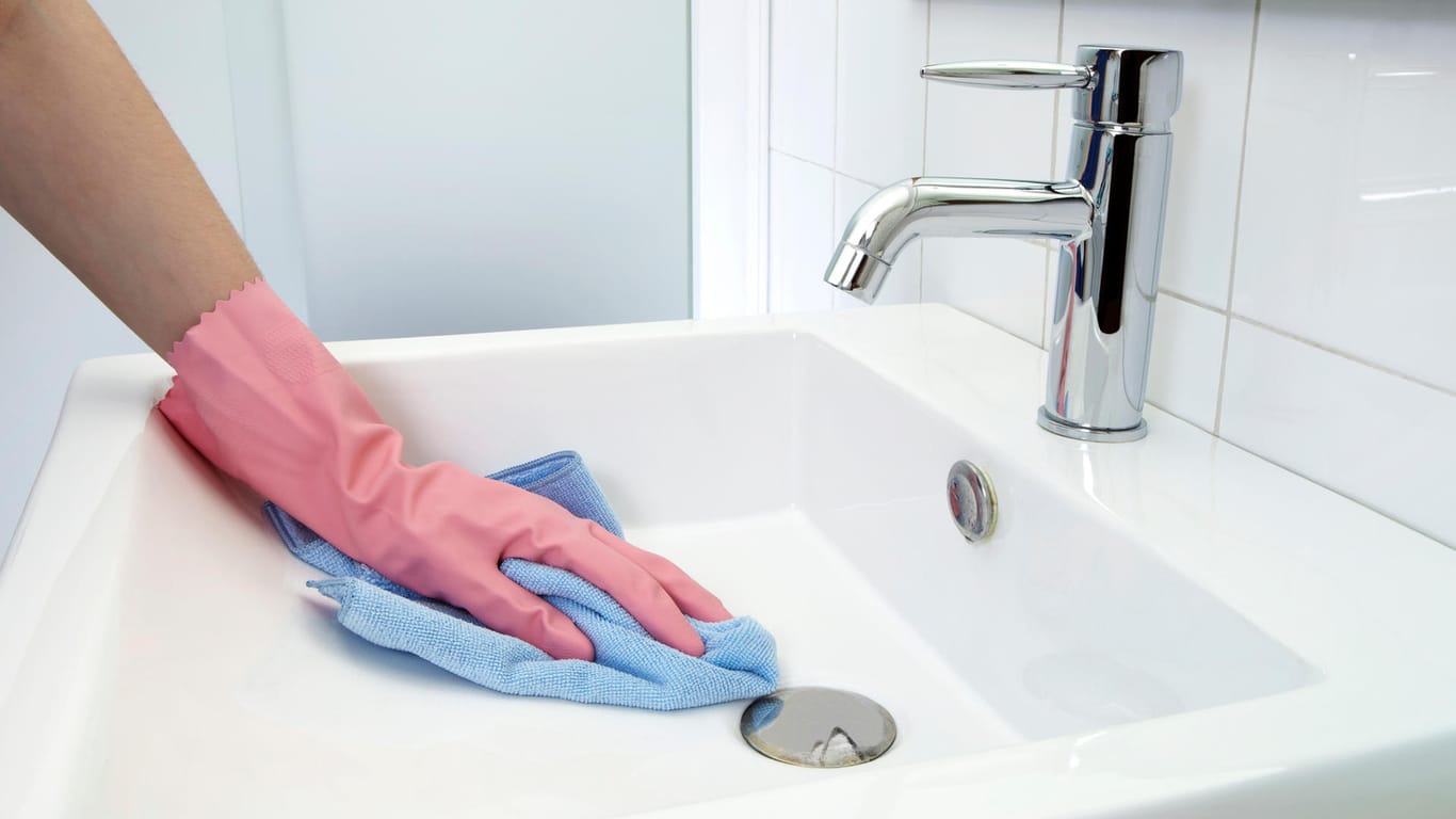 Badputz: Mit Zitronensäure wird das Badezimmer schnell sauber.