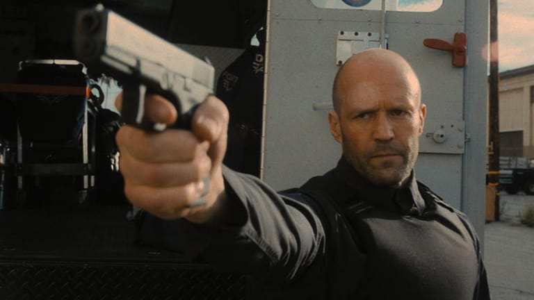 In dem Actionstreifen "Cash Truck", der aktuell bei Sky zu sehen ist, nimmt es Jason Statham als Geldtransportfahrer mit Gangstern auf.