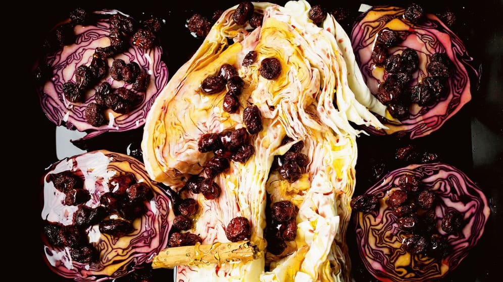 Zweierlei Kohlsorten mit Speck und Cranberries: Sie können über der heißen Glut oder in einem Dutch Oven zubereitet werden. Das passt zu Rehrücken oder Rind.