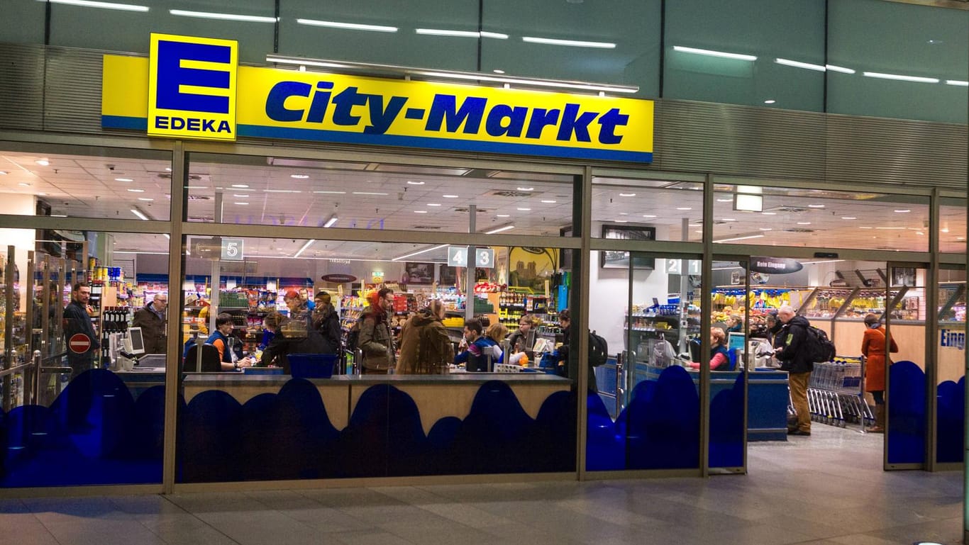 Der Edeka-Markt im Bahnhof Friedrichstraße (Archivbild): Er versorgt seine Kunden auch an Weihnachten mit Lebensmitteln.