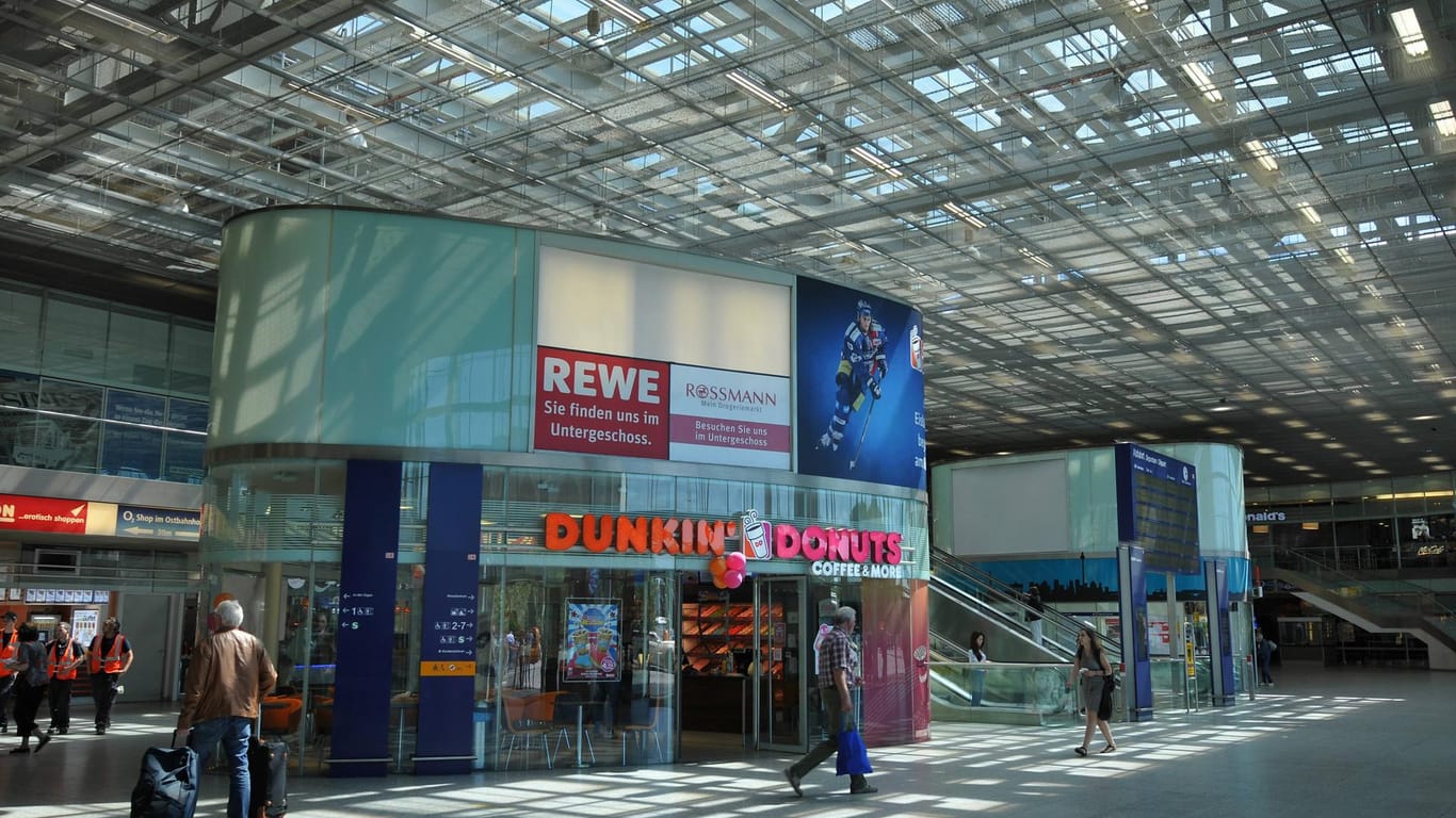 Blick in den Berliner Ostbahnhof (Archivbild): Rewe hat hier geöffnet.