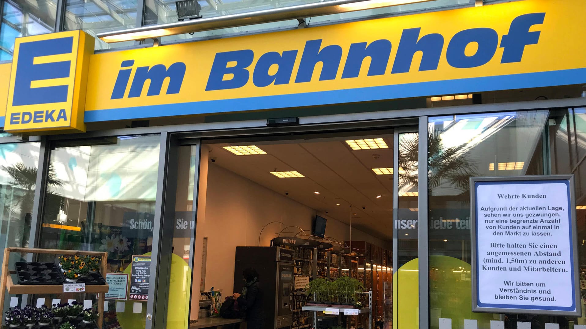 Der Edeka am Bahnhof Südkreuz (Archivbild): Er hat an allen drei Weihnachtstagen geöffnet.