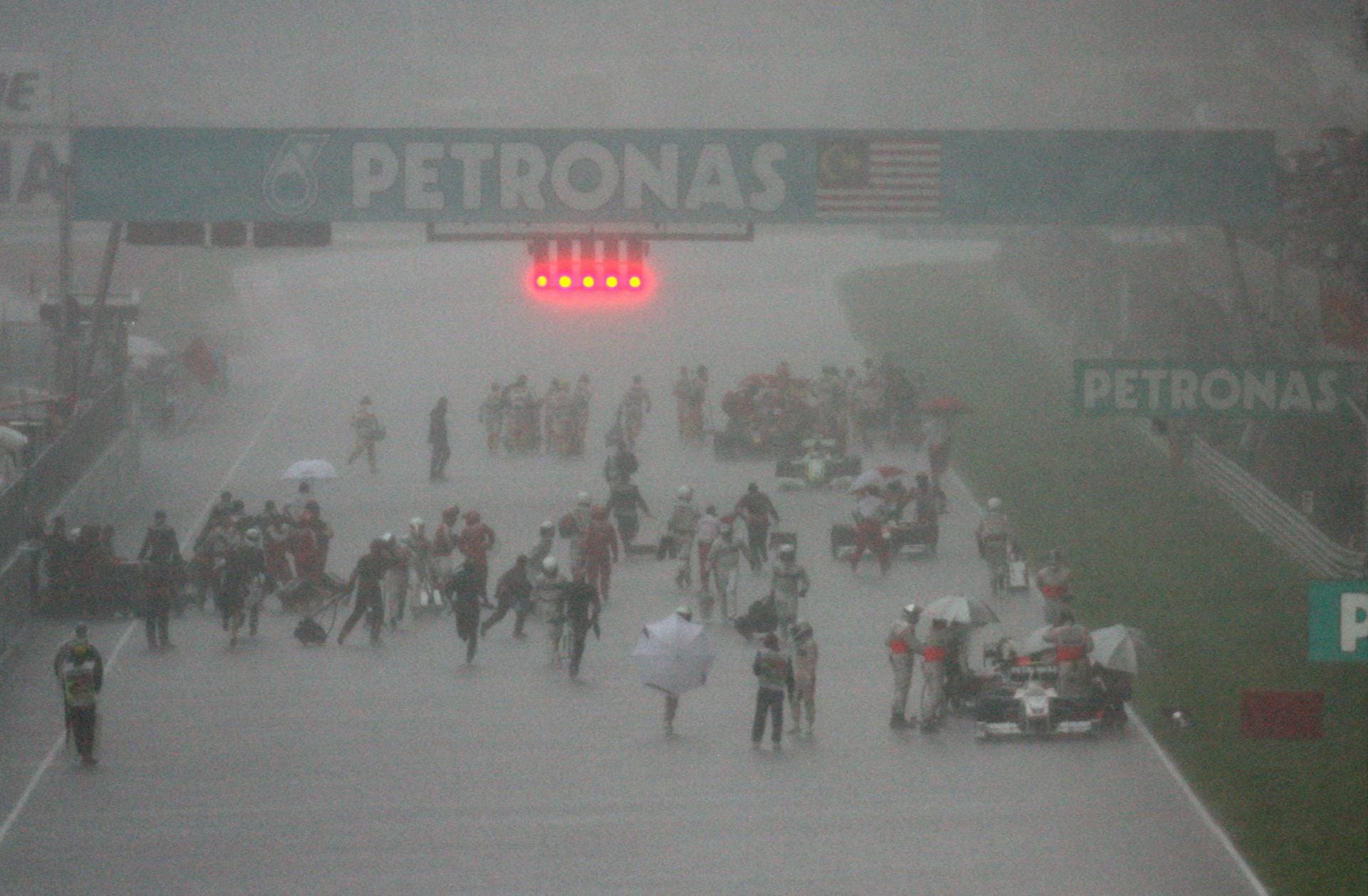 Der Sepang International Circuit in Malaysia lieferte eins der legendärsten Rennen der Geschichte. Denn 2009 gewann der damalige WM-Führende Jenson Button trotz vier Boxenstopps stehend im Regen, da das Rennen nach 32 abgebrochen werden musste und er zu dem Zeitpunkt auf dem ersten Rang stand. Der Brite siegte vor Nick Heidfeld und Timo Glock, die ebenfalls vom Monsun profitierten. Gewertet wurde der Stand nach Runde 31.