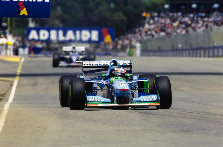 Gewinnen konnte Michael Schumacher (1994 hier im Benetton) in Adelaide zwar nie, teilgenommen hat die deutsche Formel-1-Legende am Straßenrennkurs "Down Under" aber schon. Von 1985 bis 1995 kämpften die Fahrer in ihren Boliden hier beim Großen Preis von Australien im Saisonfinale um den WM-Titel. Inzwischen ist Australien mit einem Kurs in Melbourne vertreten. In Adelaide finden andere Wettbewerbe wie das Clipsal-500-Rennen statt.
