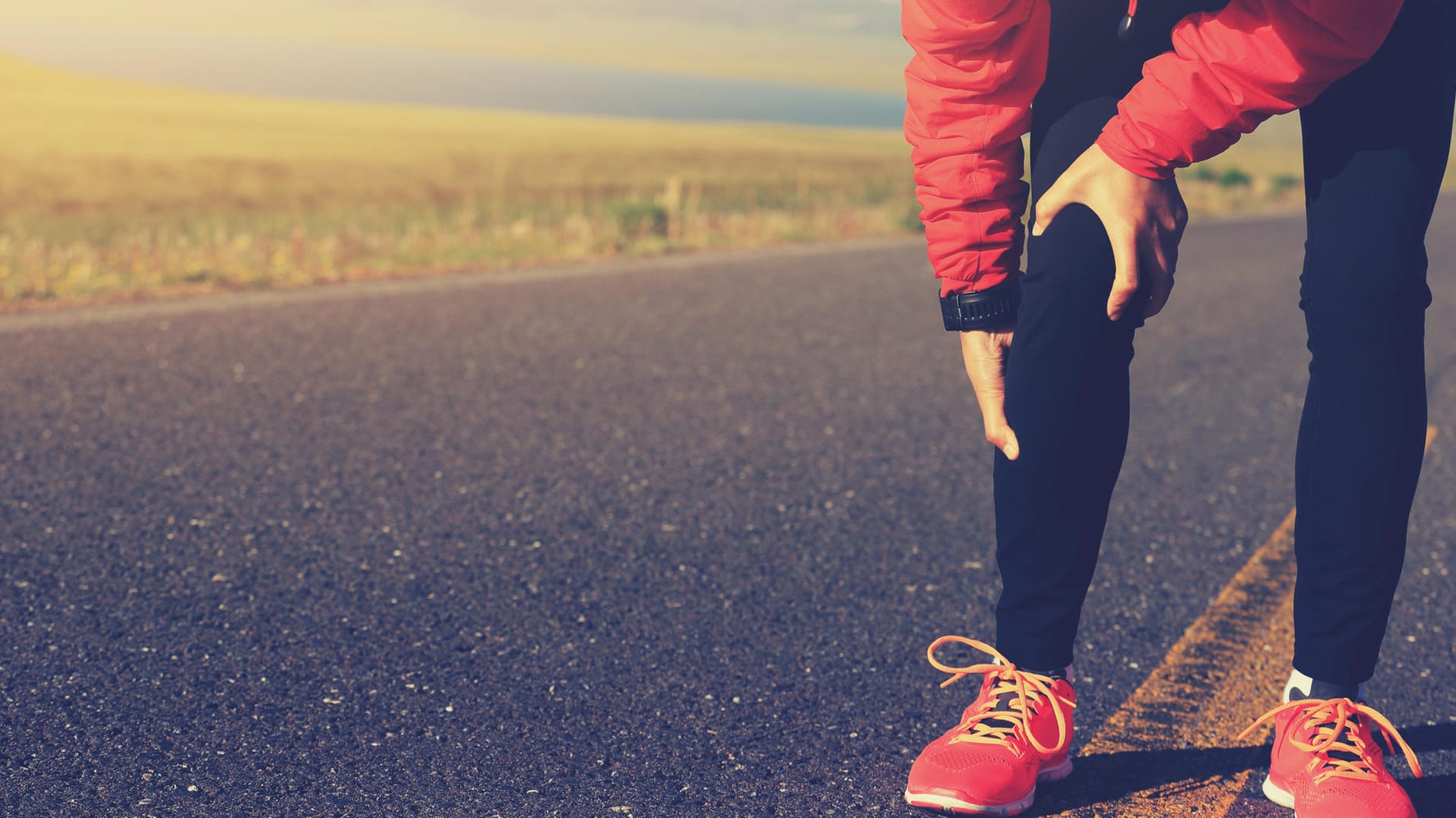 Ein Jogger greift sich ans Bein. Überanstrengungen beim Training können dazu führen, dass heftige Muskelschmerzen auftreten.