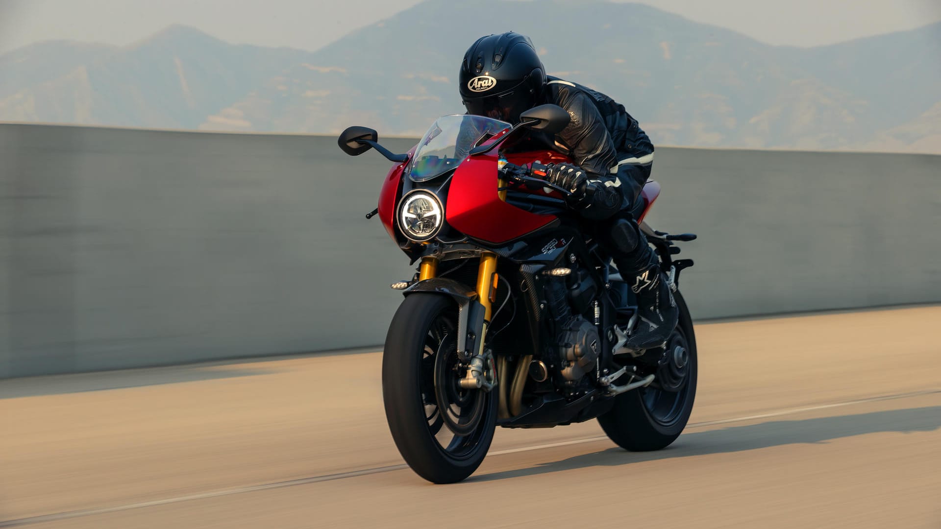 Die Triumph Speed Triple 1200 RS bekommt mit der RR ein Schwestermodell mit Halbschalenverkleidung.