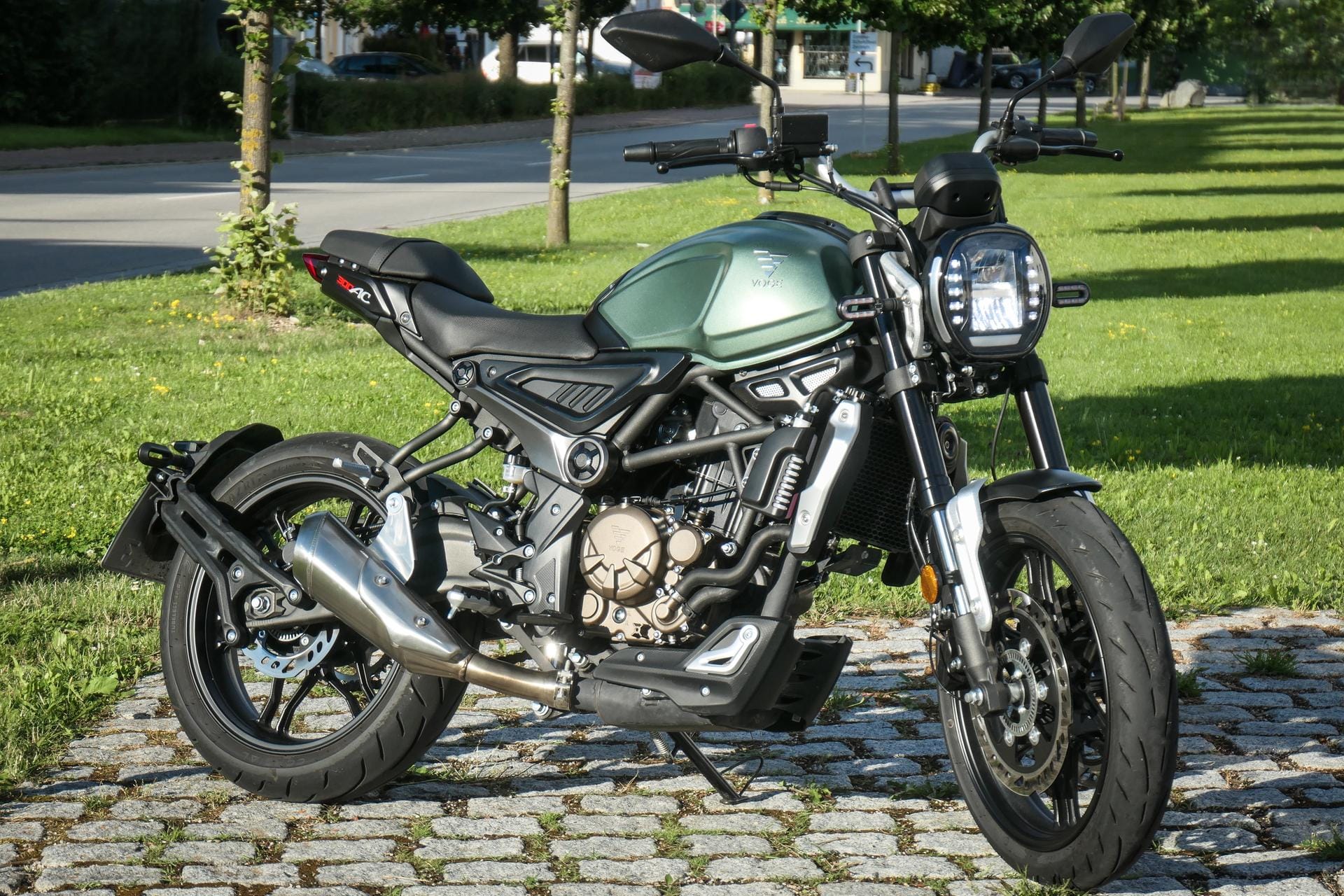 Ein Neuzugang im Modellprogramm von Voge ist die 300 AV – ein einfach gestricktes und modern gezeichnetes Naked Bike mit 19 kW/26 PS starkem Einzylinder.