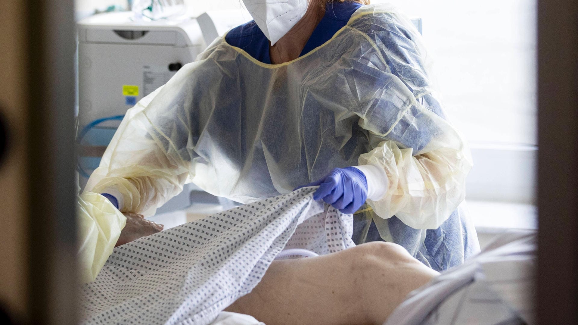 Eine Pflegekraft dreht einen Covid-Patienten auf den Bauch (Symbolbild): Für die Umlagerung sind fünf Kräfte nötig.