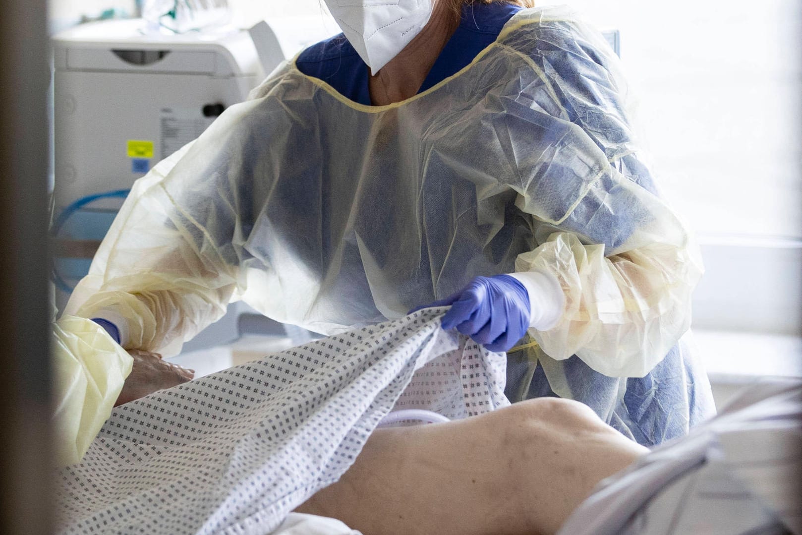 Eine Pflegekraft dreht einen Covid-Patienten auf den Bauch (Symbolbild): Für die Umlagerung sind fünf Kräfte nötig.