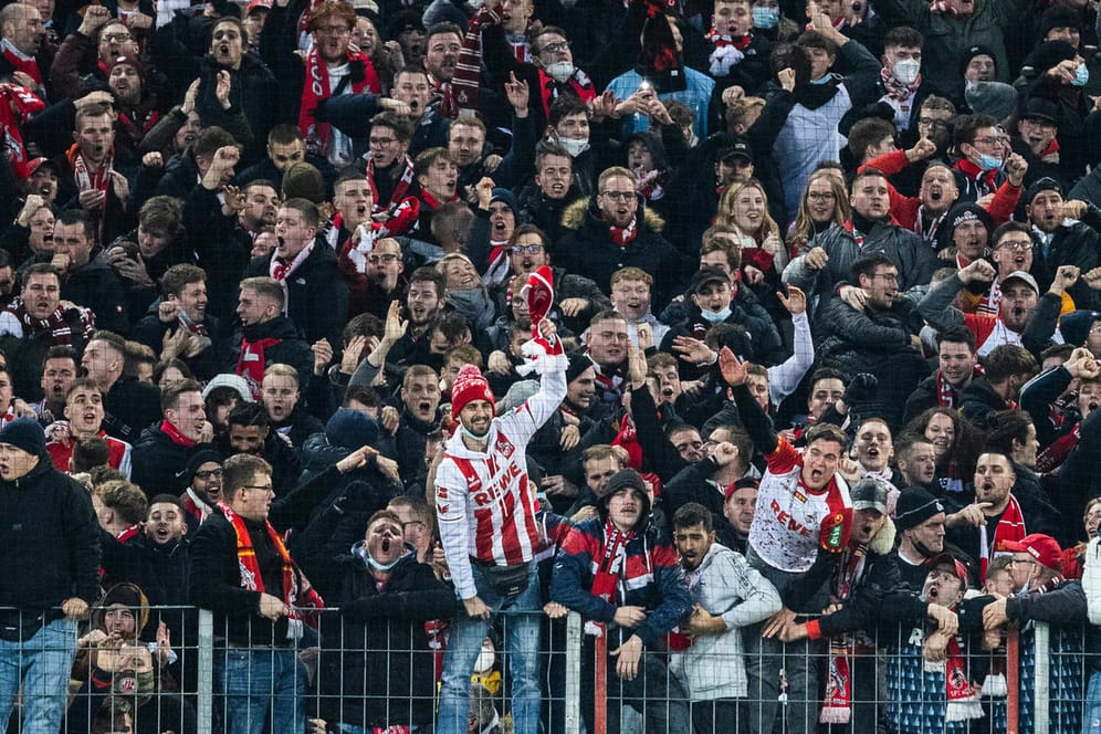 Viele Fans, nur ganz wenige mit Masken: Die Kölner Südkurve beim Rheinderby gegen Borussia Mönchengladbach.