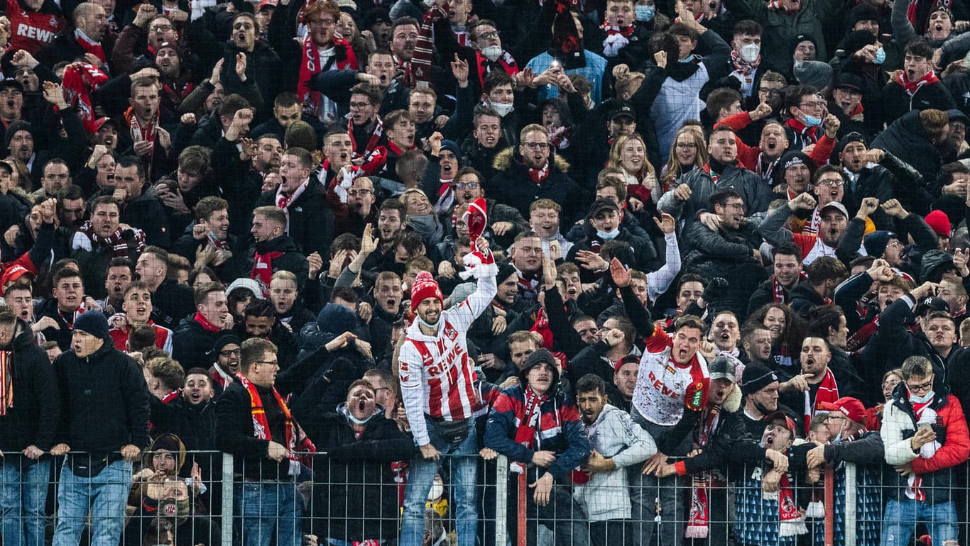 Viele Fans, nur ganz wenige mit Masken: Die Kölner Südkurve beim Rheinderby gegen Borussia Mönchengladbach.