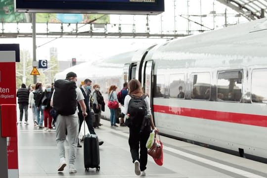 Zug fahren statt ins Auto oder Flugzeug zu steigen? Das kann helfen, das Klima zu schonen. Die künftige Regierung formuliert dazu große Ziele. (Symbolbild)