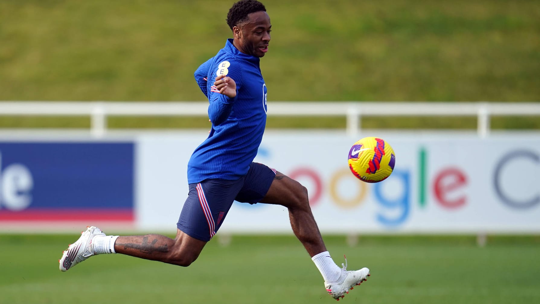 New Balance hat seine Fußballschuhe nach den Bedürfnissen von Englands Nationalspieler Raheem Sterling optimiert.