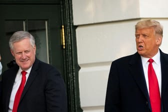 Donald Trump und Mike Meadows: Der damalige Stabschef des Ex-Präsidenten soll vor einer Sonderjury aussagen.