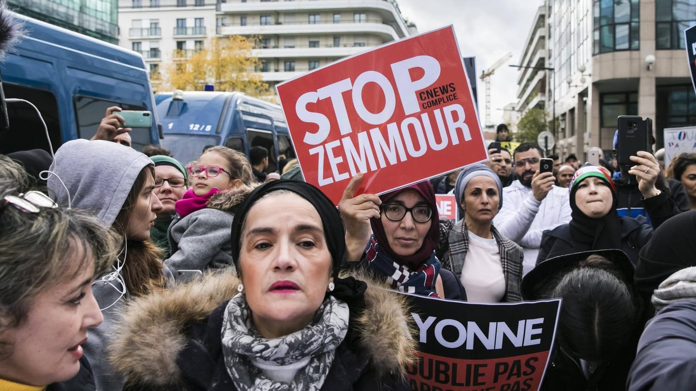 Demonstration gegen Éric Zemmour nahe Paris.