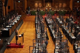 Carola Veit (SPD), Präsidentin der Bürgerschaft, spricht während der Sitzung im Großen Festsaal im Hamburger Rathaus (Archivbild): Sowohl SPD und Grüne als auch die AfD haben Redebedarf.