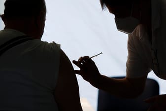 Eine Impfung in Sachsen-Anhalt: Der bundesweite Inzidenzwert sinkt weiter ab.