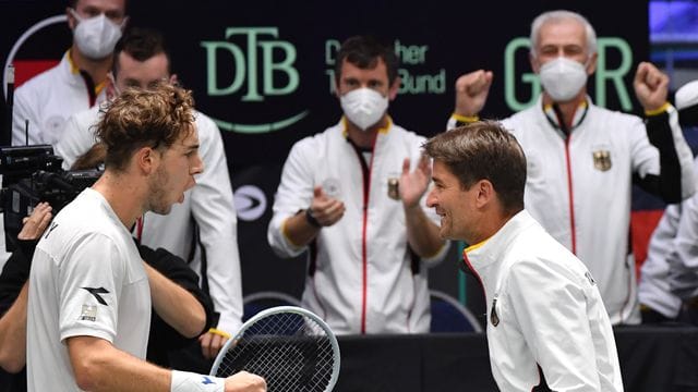 Jan-Lennard Struff (l) und Kapitän Michal Kohlmann jubeln nach dem Spiel. Jan-Lennard Struff (l) und Kapitän Michal Kohlmann jubeln nach dem Spiel.