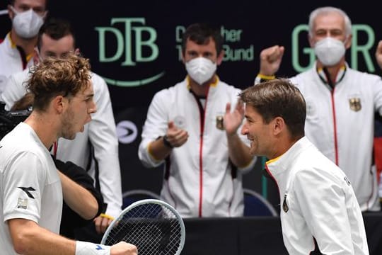 Jan-Lennard Struff (l) und Kapitän Michal Kohlmann jubeln nach dem Spiel.