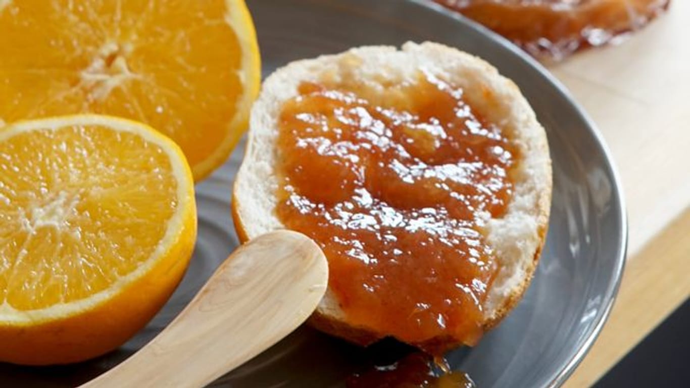 Die weihnachtliche Marmelade wird aus Orangen- und Grapefruit-Früchten zubereitet.