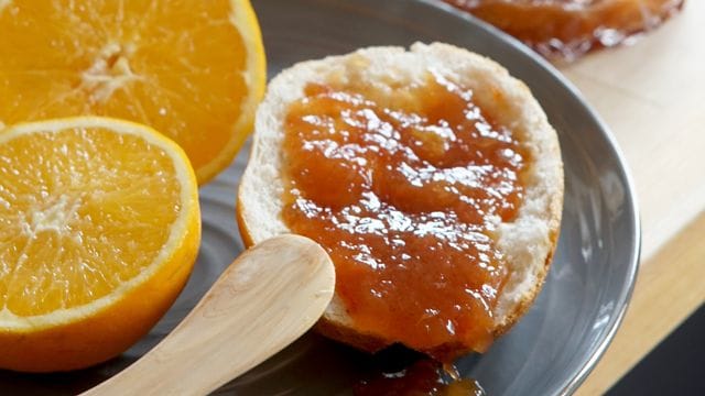 Die weihnachtliche Marmelade wird aus Orangen- und Grapefruit-Früchten zubereitet.