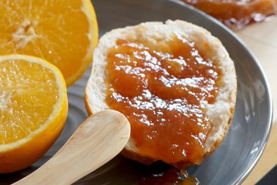 Die weihnachtliche Marmelade wird aus Orangen- und Grapefruit-Früchten zubereitet.