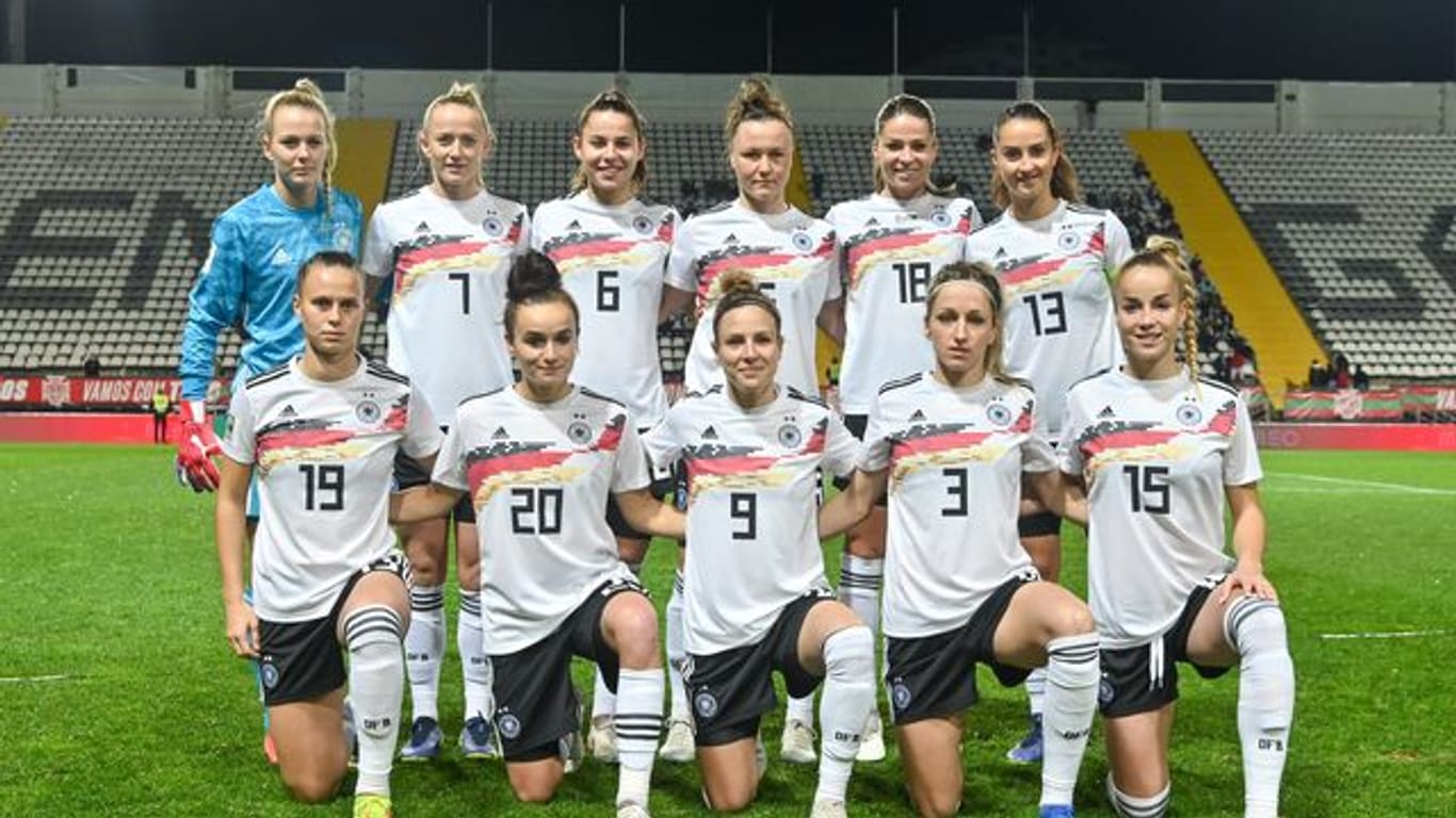 Die deutschen Spielerinnen posieren vor dem Spiel gegen Portugal in Faro für ein Foto.
