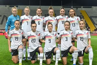 Die deutschen Spielerinnen posieren vor dem Spiel gegen Portugal in Faro für ein Foto.