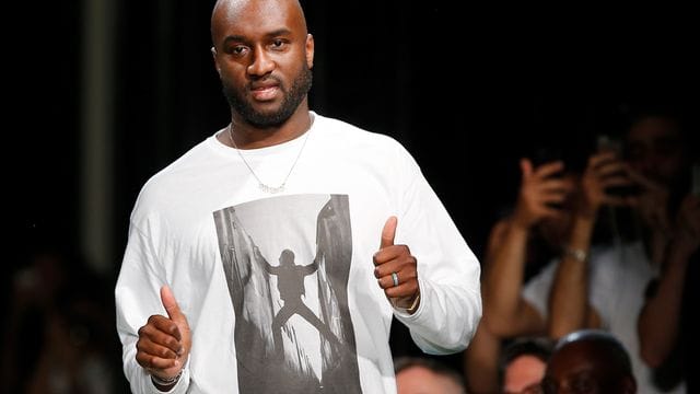 Nach dem Tod von Virgil Abloh hat Louis Vuitton eine Fashionshow zu Ehren des Modeschöpfers ausgerichtet. Nach dem Tod von Virgil Abloh hat Louis Vuitton eine Fashionshow zu Ehren des Modeschöpfers ausgerichtet.