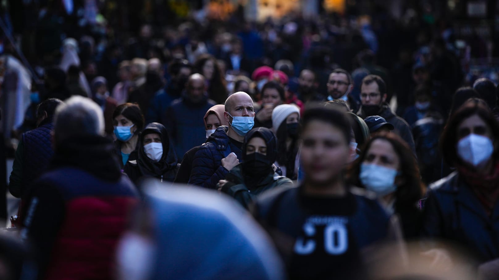 Eine Einkaufsstraße in Istanbul: Viele Länder in Europa haben große Sorge vor einer möglichen Omikron-Welle.