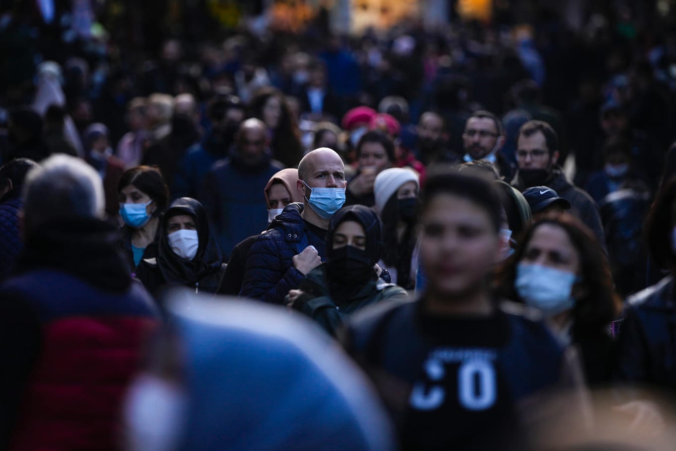 Eine Einkaufsstraße in Istanbul: Viele Länder in Europa haben große Sorge vor einer möglichen Omikron-Welle.