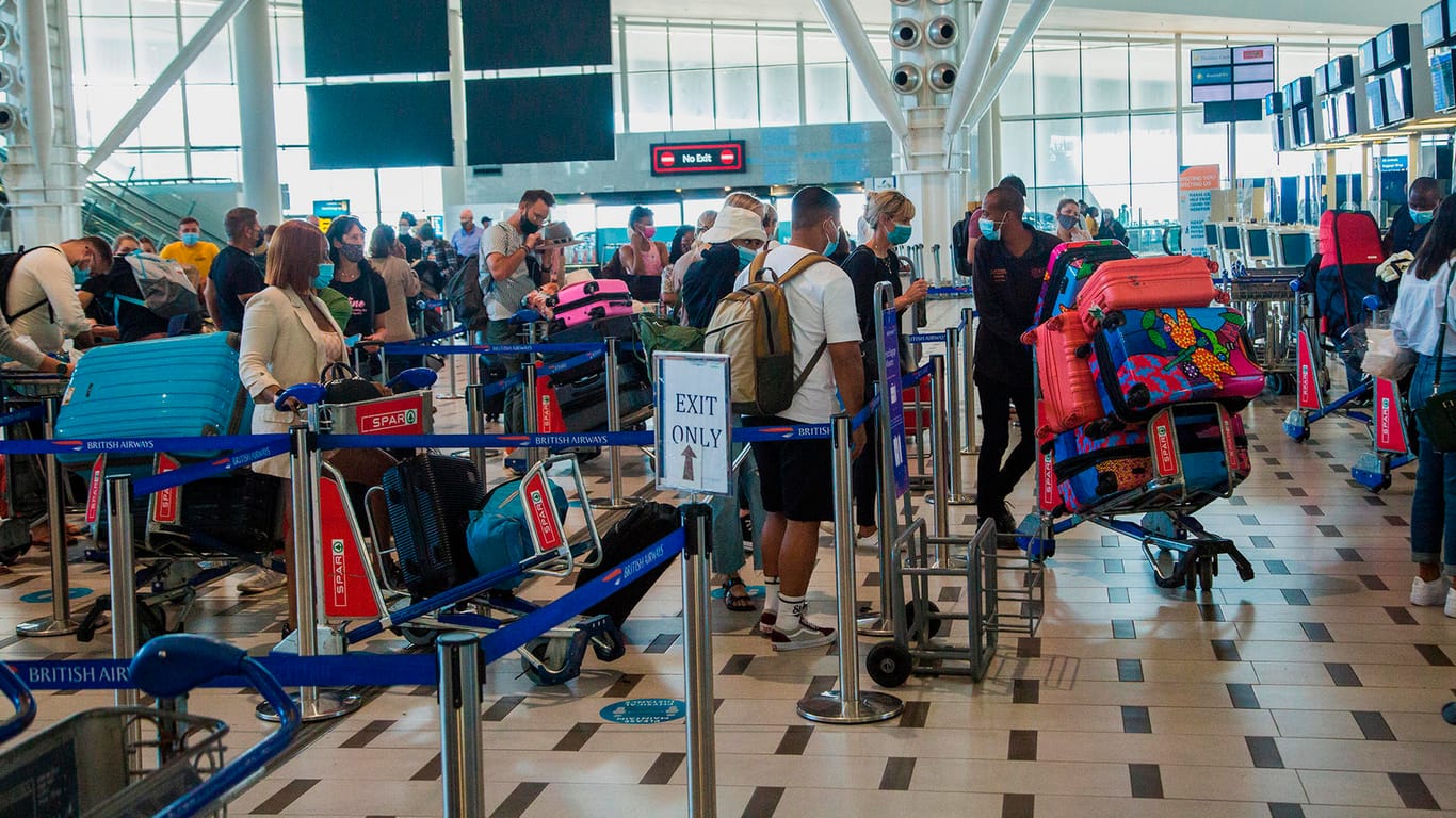 Schlange am Flughafen in Kapstadt: Aktuell lässt Deutschland aus Südafrika nur eigene Staatsbürger in die Bundesrepublik einreisen.