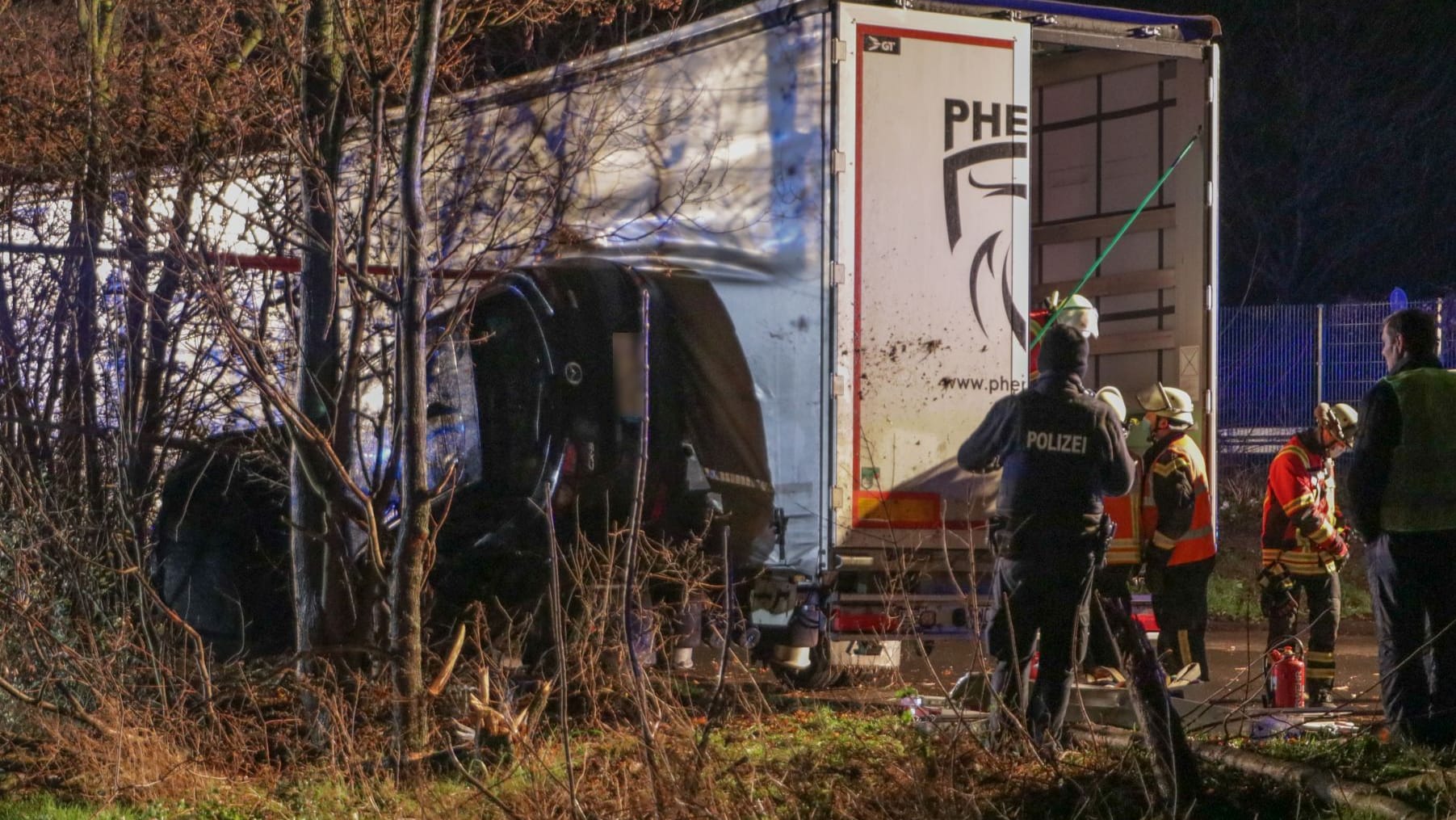 Das Auto wurde zwischen Bäumen und einem Lkw eingeklemmt: Rettungskräfte brachten die Fahrerin in ein Krankenhaus.