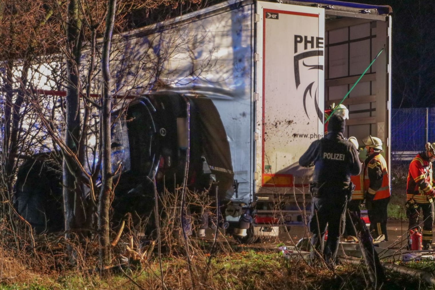 Das Auto wurde zwischen Bäumen und einem Lkw eingeklemmt: Rettungskräfte brachten die Fahrerin in ein Krankenhaus.