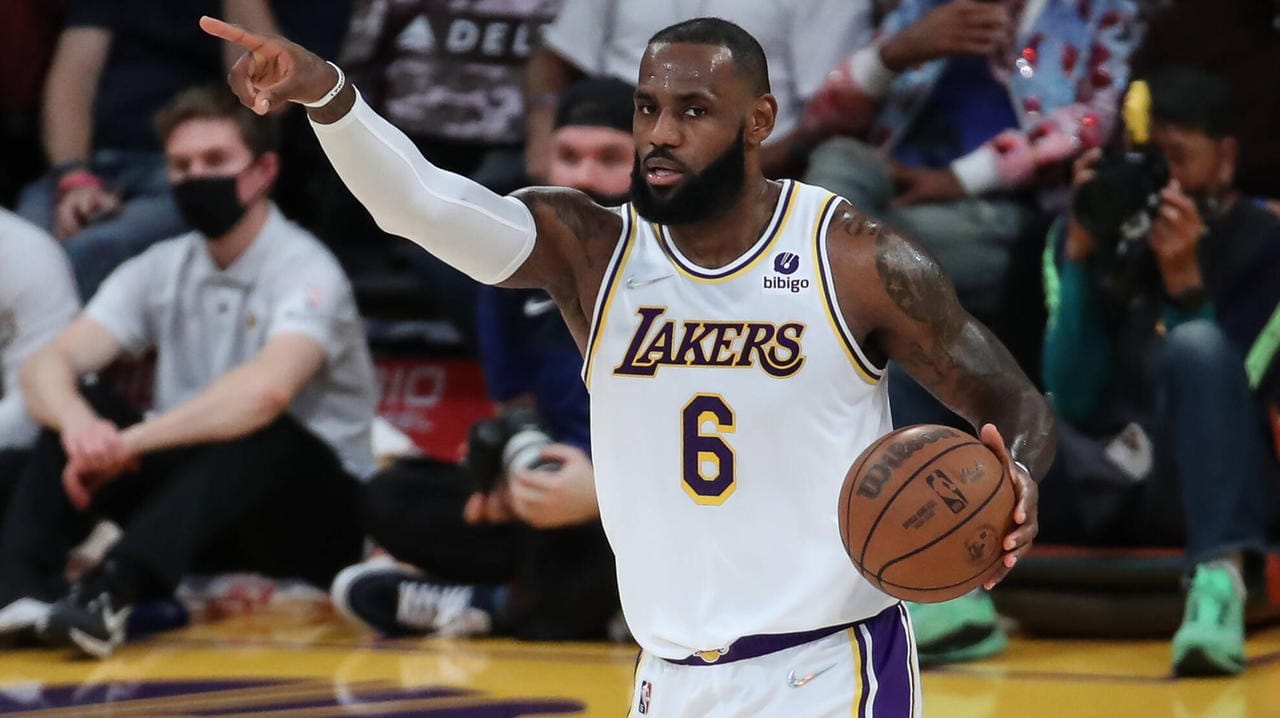 LeBron James: Der Star der Los Angeles Lakers ist 2,06 Meter groß. LeBron James: Der Star der Los Angeles Lakers ist 2,06 Meter groß.