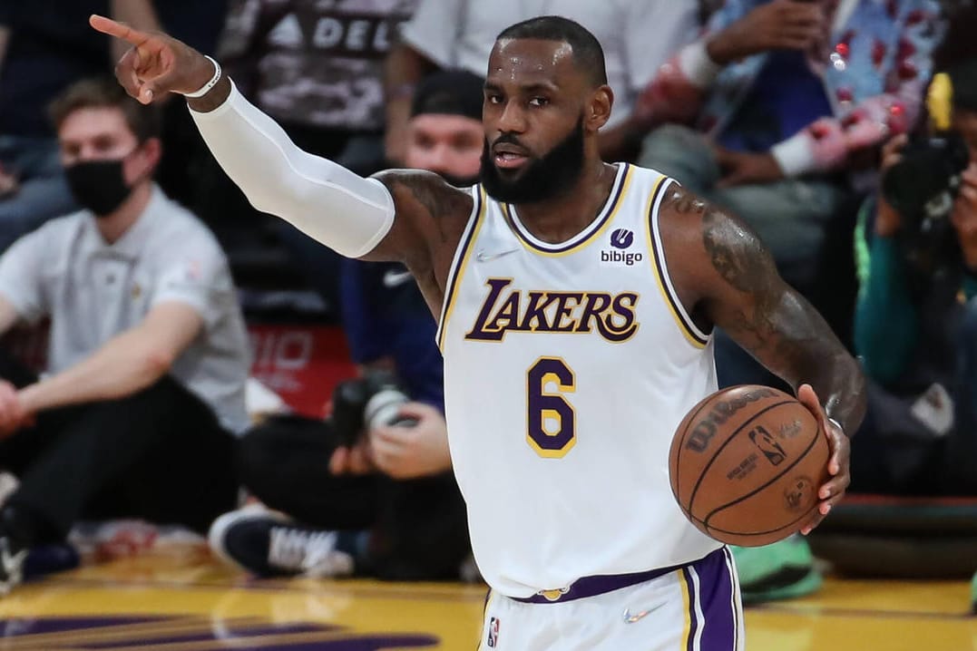 LeBron James: Der Star der Los Angeles Lakers ist 2,06 Meter groß.