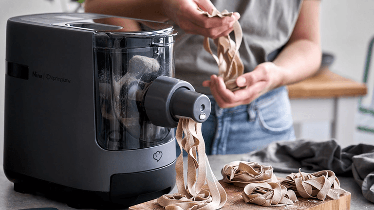 Last-minute-Angebot bei Amazon: Die automatische Nudelmaschine Nina zaubert leckere Pasta in weniger als 30 Minuten.