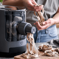Last-minute-Angebot bei Amazon: Die automatische Nudelmaschine Nina zaubert leckere Pasta in weniger als 30 Minuten.