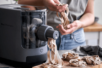 Last-minute-Angebot bei Amazon: Die automatische Nudelmaschine Nina zaubert leckere Pasta in weniger als 30 Minuten.