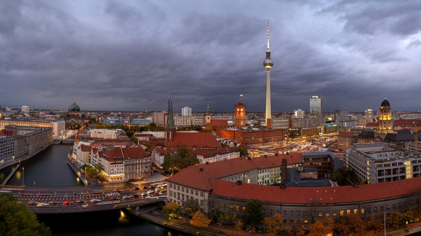 Sturm über Berlin (Archivbild): Am Abend sollen in der Hauptstadt starke Winde wehen.