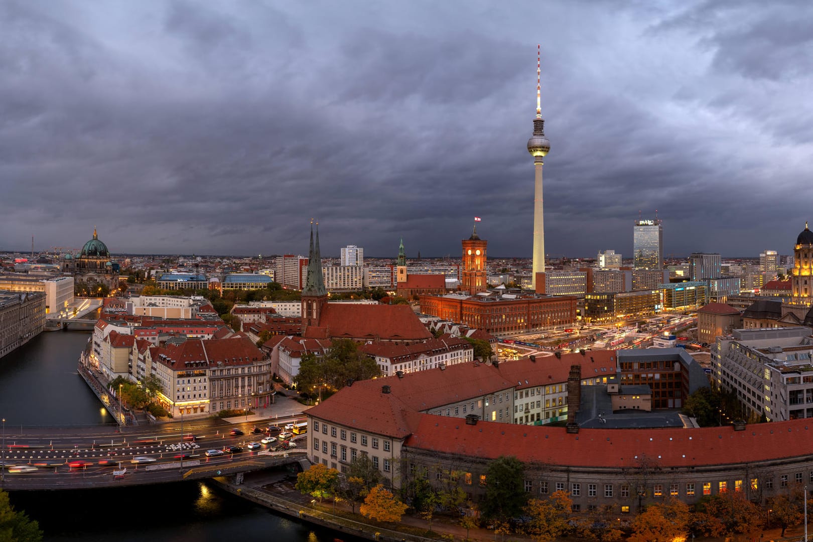 Sturm über Berlin (Archivbild): Am Abend sollen in der Hauptstadt starke Winde wehen.