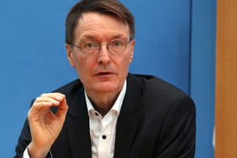 Karl Lauterbach: Der SPD-Gesundheitspolitiker hat Hinweise auf eine hohe Wirksamkeit des Biontech-Impfstoffes gegen die Omikron-Variante.