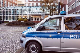 Polizeipräsidium Dortmund *** PoPolizeipräsidium Dortmund (Symbolfoto): Die Beamten waren am Dienstagabend wegen eines Verkehrsunfalls unterwegs.lice headquarters Dortmund